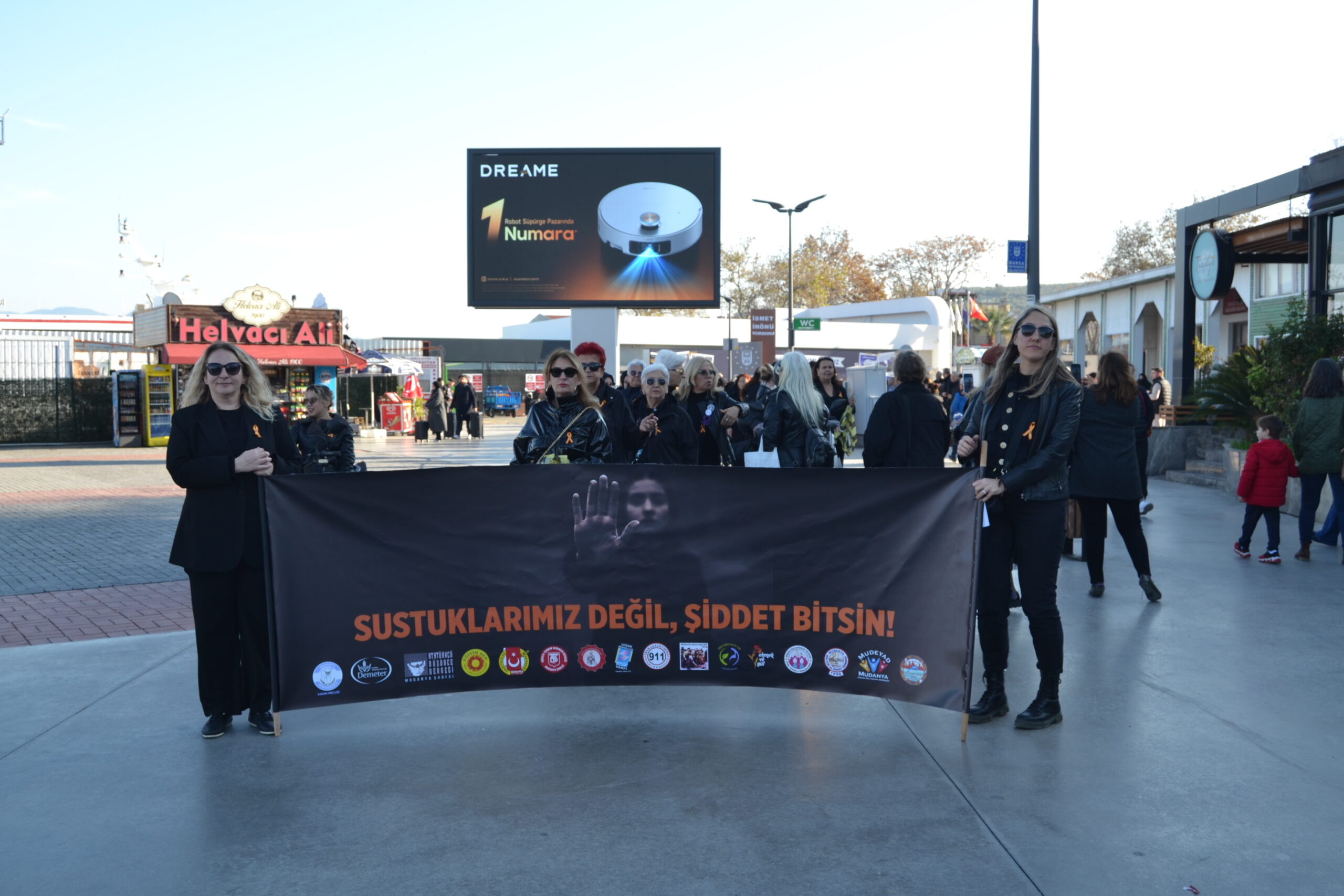 Mudanya’da Sessiz Yürüyüş: Yüzlerce Ayakkabı Kadın Cinayetlerinin Acısını Dile Getirdi