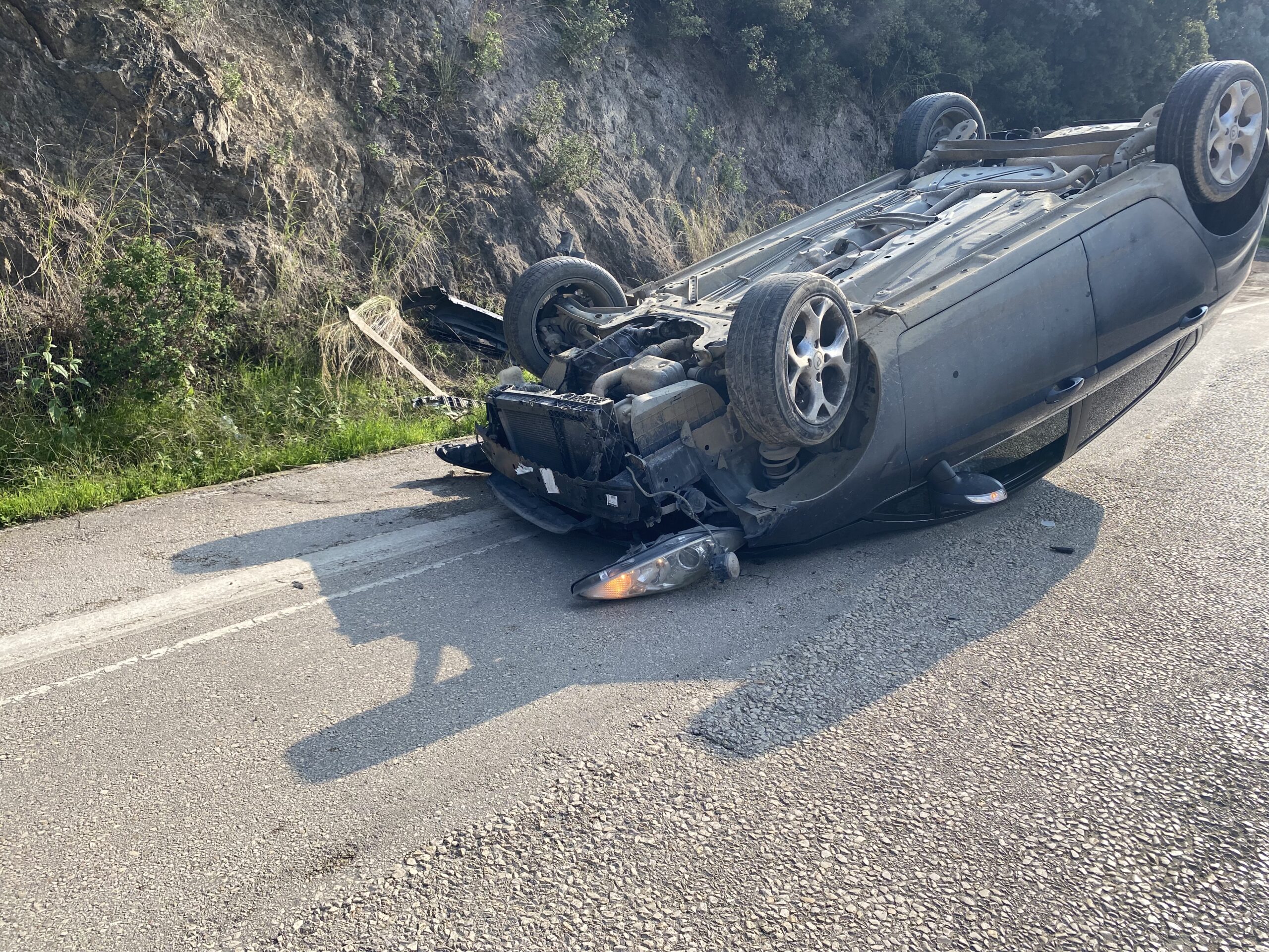 Mudanya’da Kontrolden Çıkan Otomobil Ters Döndü, Sürücü ve Yolcu Şans Eseri Kurtuldu