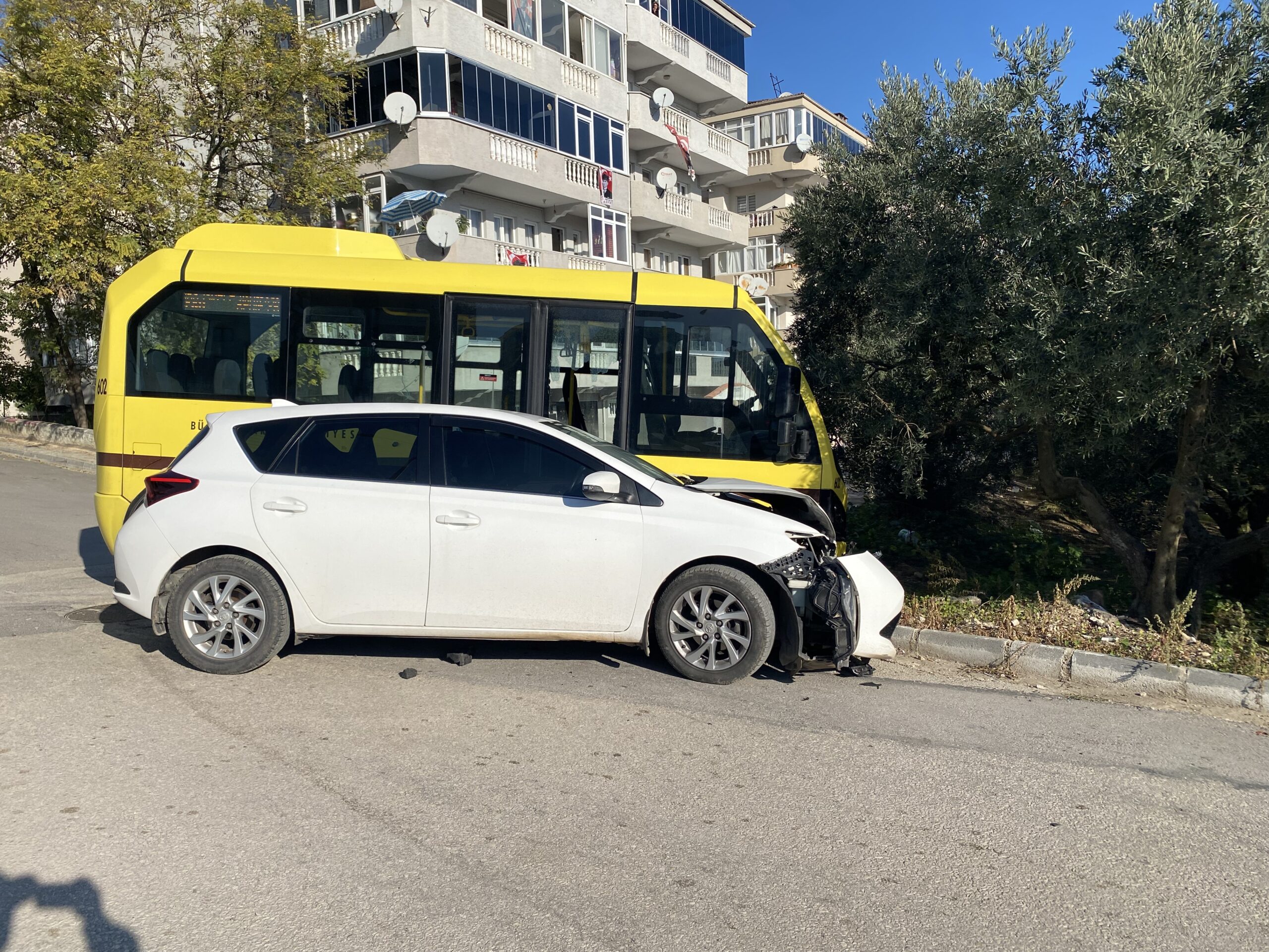 Mudanya’da Otobüs ve Otomobil Çarpıştı: Uzman Çavuş Yaralandı, Yolcular Panik Yaşadı