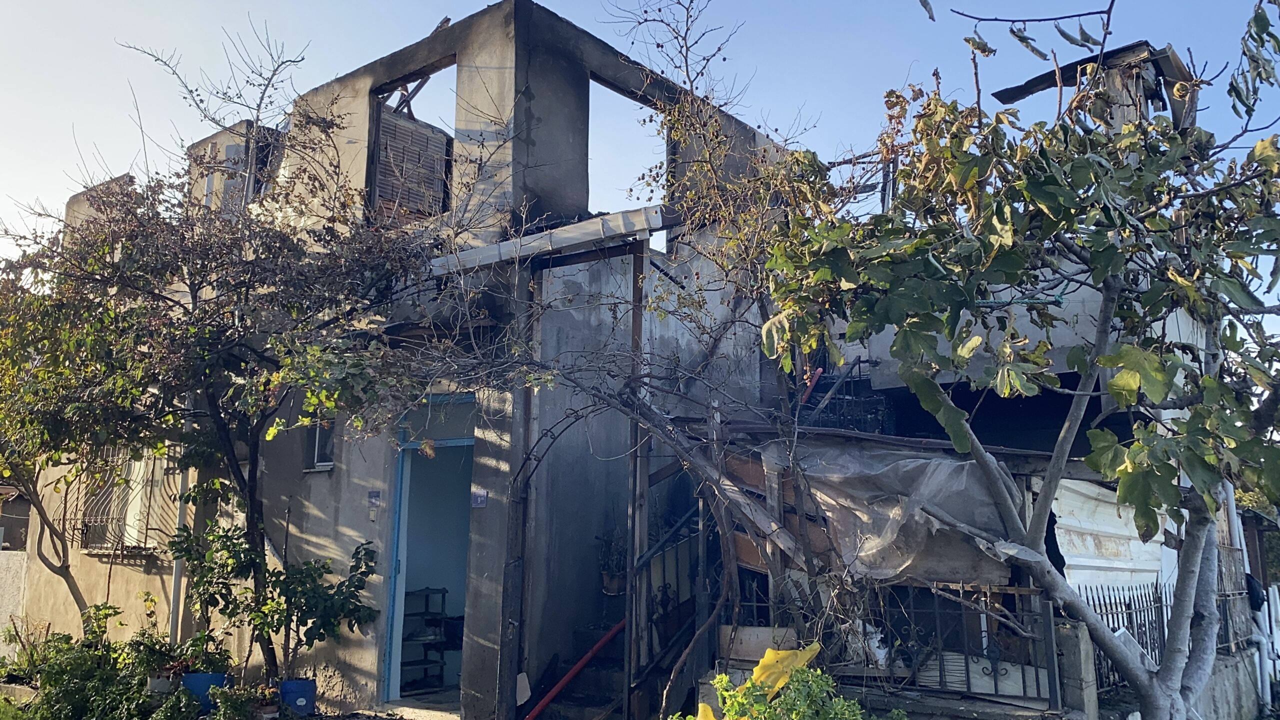 Bursa Mudanya’da Korkutan Yangın: Bir Ev Küle Döndü, Yan Bina da Hasar Gördü