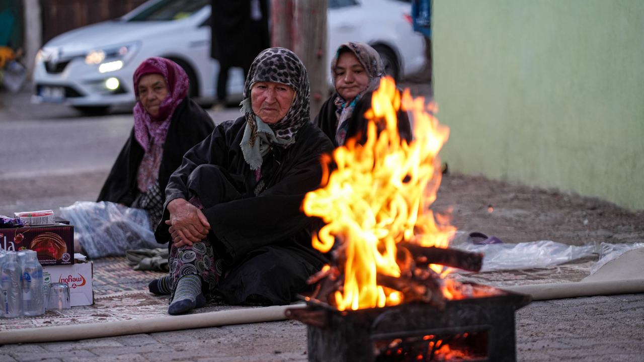 Balıkesir Diken Üstünde! 4.9’luk Deprem Korkuttu, Vatandaşlar Geceyi Sokakta Geçirdi