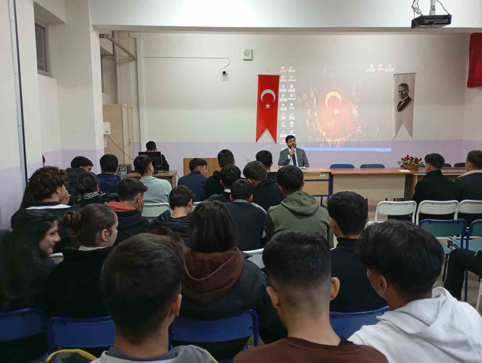 Karakoçan’da öğrencilere konferans