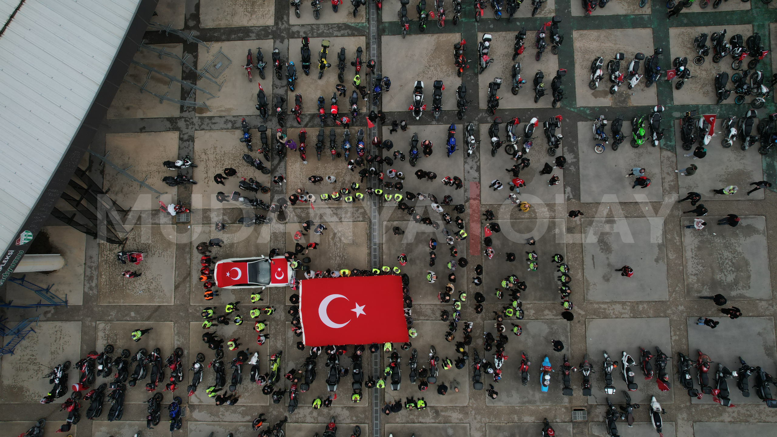 Bursa’da motosikletlilerden Türk bayrağına yapılan saldırıya tepki