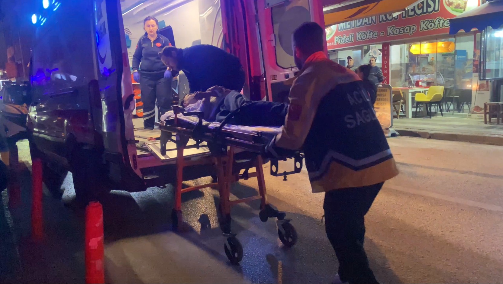 Mudanya’da parkta bıçaklı kavga kana dönüştü : 16 yaşındaki genç hastanelik oldu