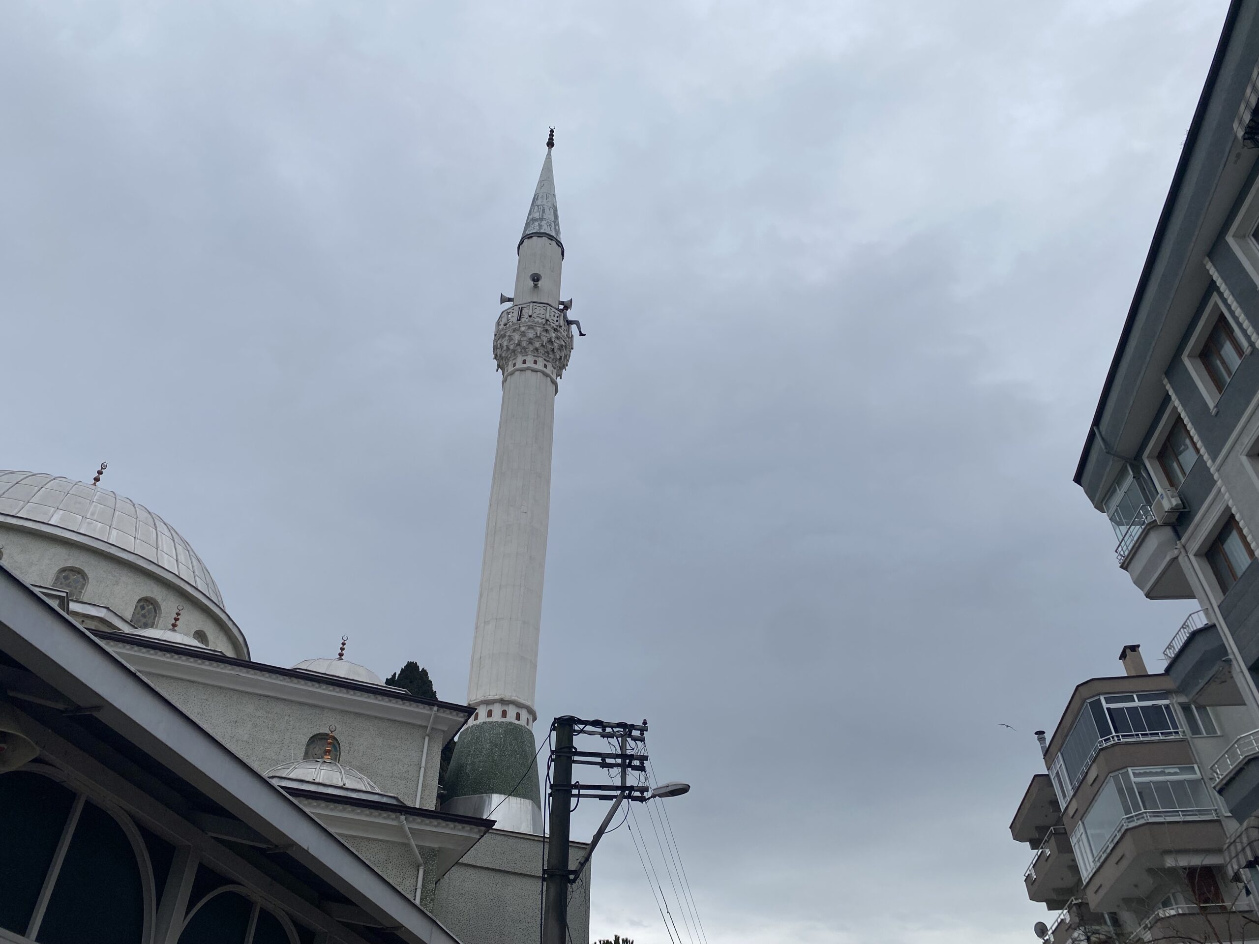 Mudanya’da Cami Minaresine Çıkan Şahıs..