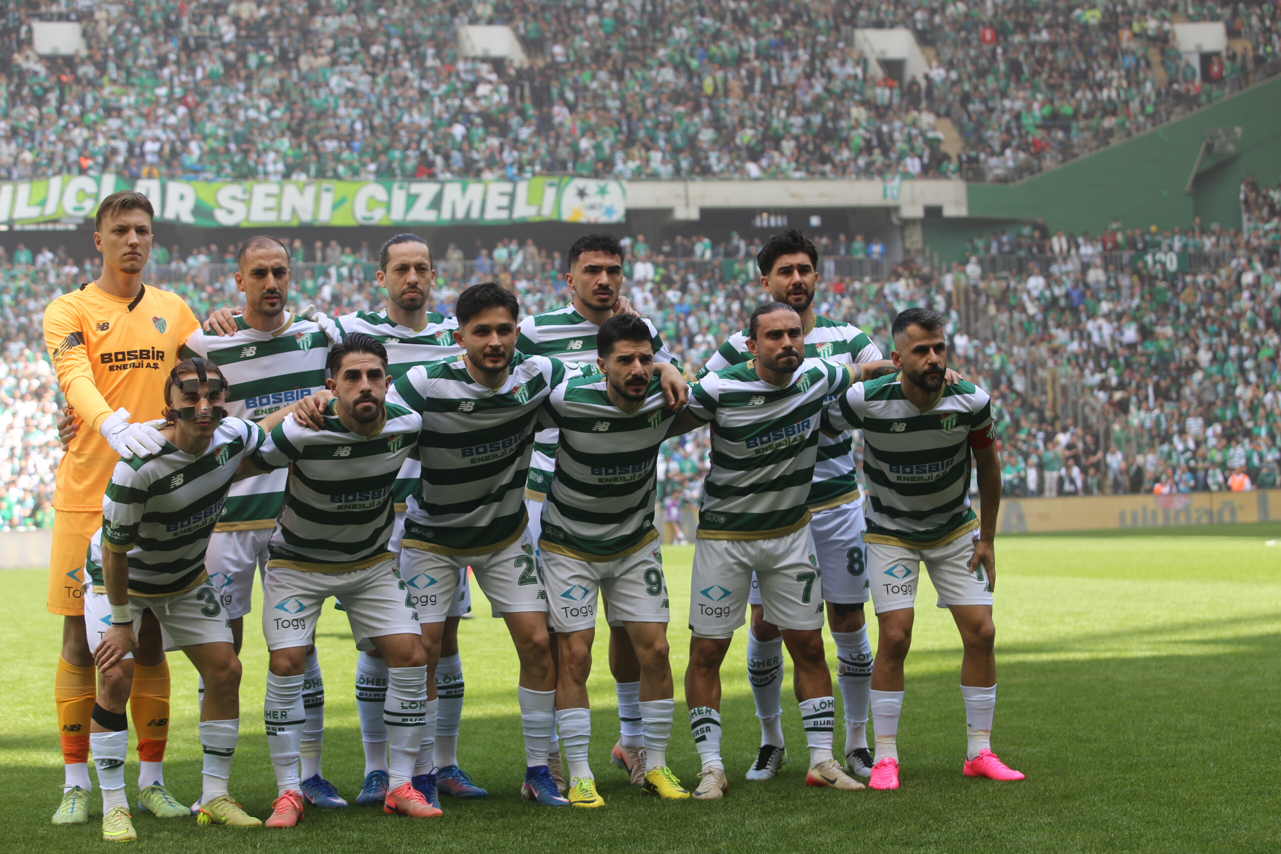 Bursaspor’dan tarihi gece: 5 gollü zaferle şampiyonluk geldi